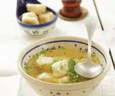 Bouillon mit kleinen Klößen