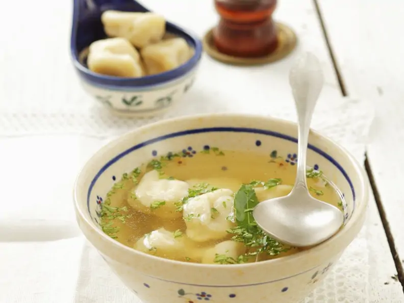 Bouillon mit kleinen Klößen