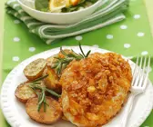 Knuspriges Cornflakes-Hähnchen mit Bratkartoffeln