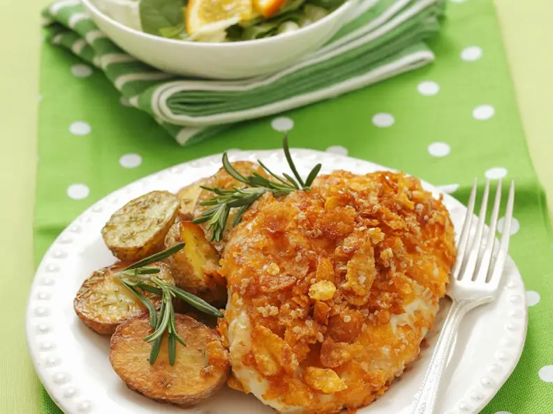 Knuspriges Cornflakes-Hähnchen mit Bratkartoffeln