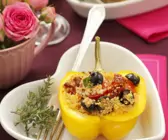 Gefüllte Paprika mit Couscous, Oliven und getrockneten Tomaten