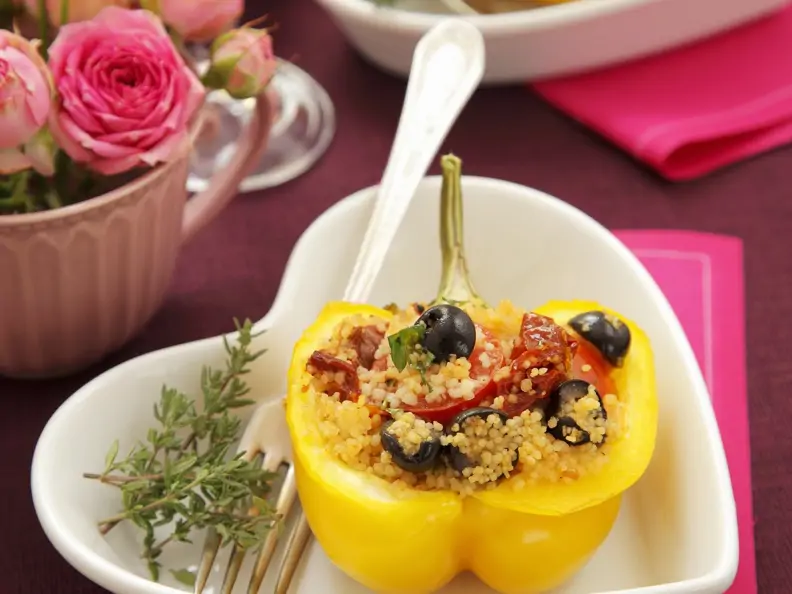 Gefüllte Paprika mit Couscous, Oliven und getrockneten Tomaten