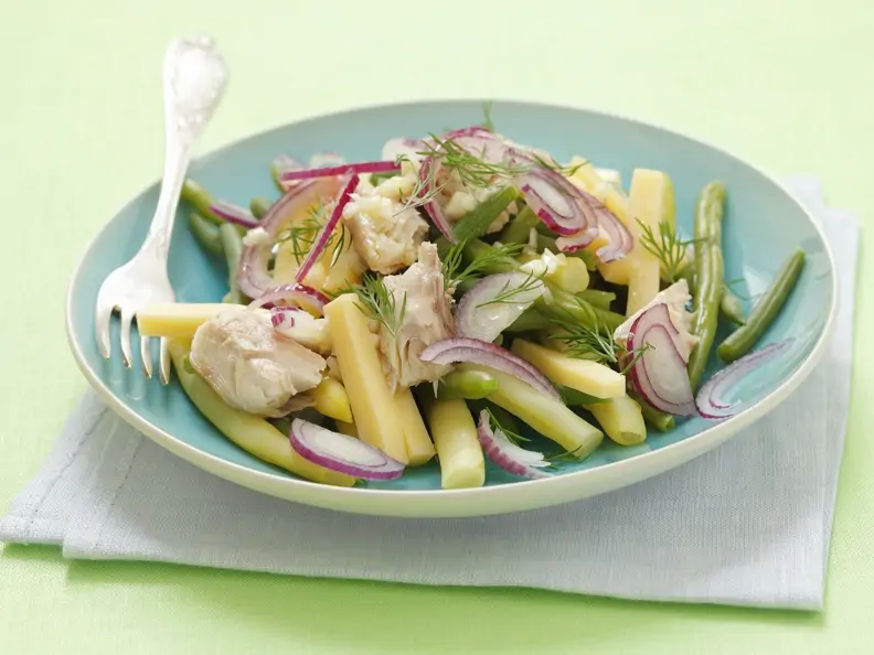Käse-Bohnen-Salat mit Zwiebeln und Makrele