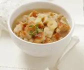 Zwiebelsuppe mit Brot