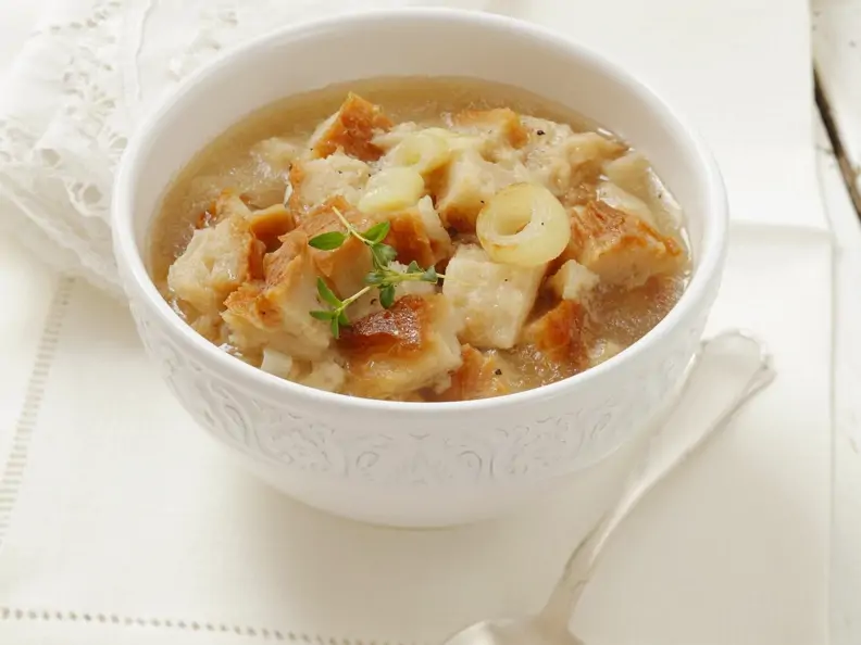 Zwiebelsuppe mit Brot