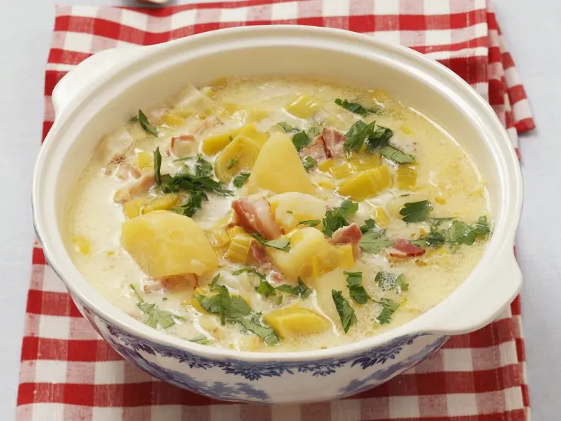 Lauch-Kartoffel-Suppe mit saurer Sahne und Speck