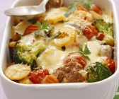 Kartoffelauflauf mit Brokkoli, Tomaten und Hackklößchen
