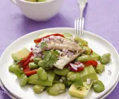 Saubohnensalat mit Paprika, Avocado und Räucher-Makrele