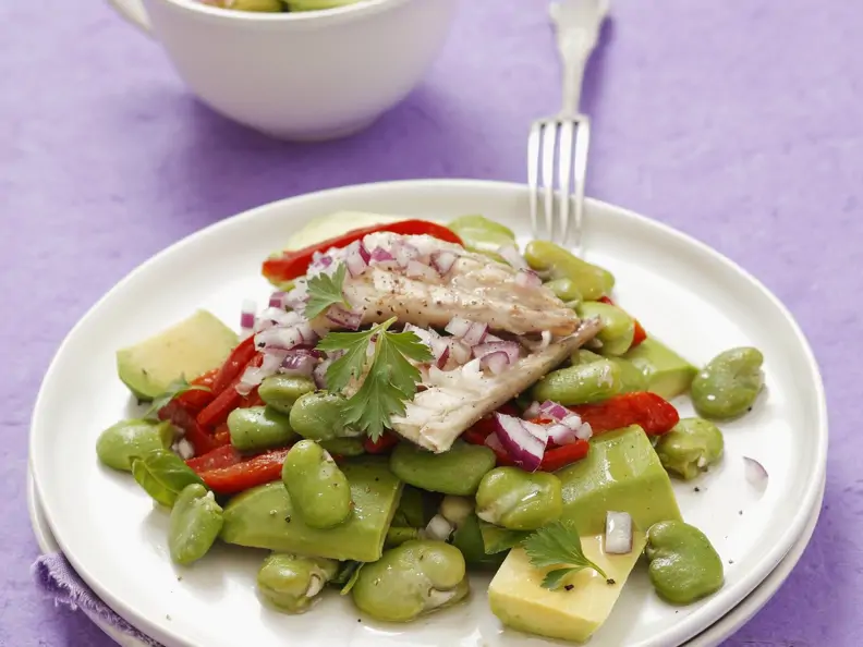 Saubohnensalat mit Paprika, Avocado und Räucher-Makrele