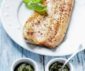 Forelle mit rosa Pfeffer und grünem Pesto