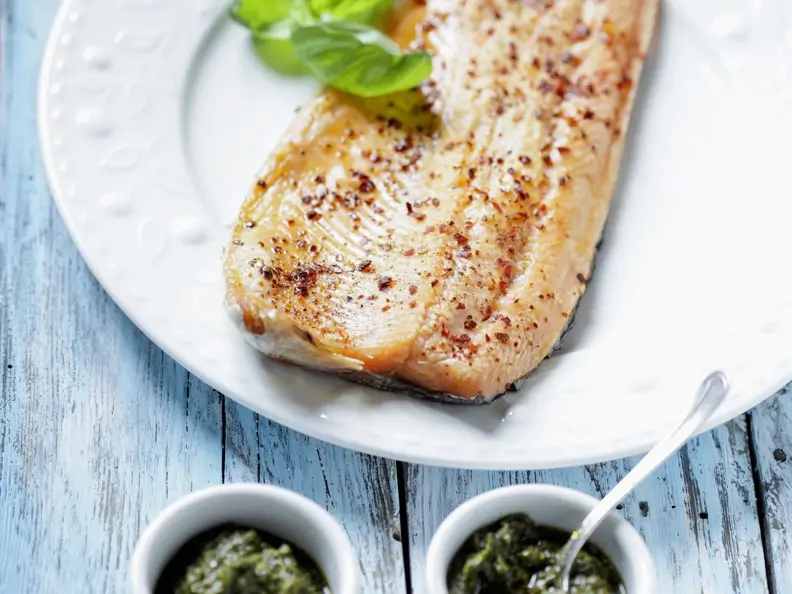 Forelle mit rosa Pfeffer und grünem Pesto