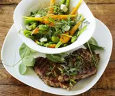 Saubohnen-Möhren-Gemüse mit Koteletts vom Grill