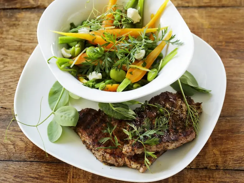 Saubohnen-Möhren-Gemüse mit Koteletts vom Grill