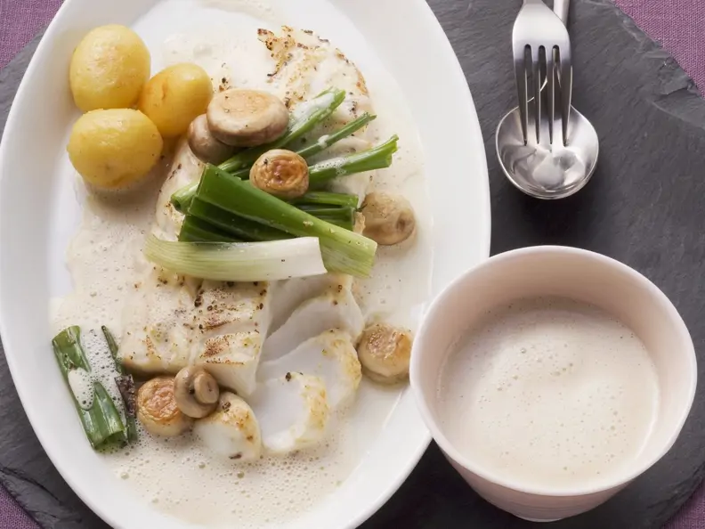 Kabeljaufilet mit Champignons und Apfelweinsoße