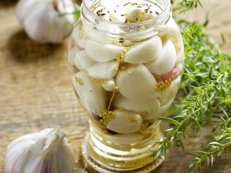 Eingelegter Knoblauch