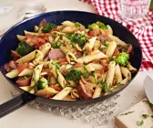 Nudelpfanne mit Bratwurst auf italienische Art