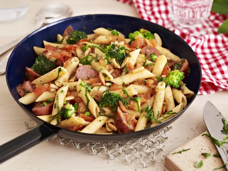 Nudelpfanne mit Bratwurst auf italienische Art