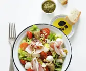 Bunter Salat mit Mozzarella und Schinken