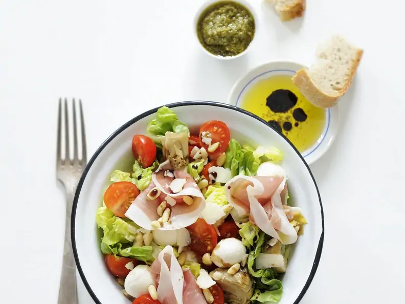 Bunter Salat mit Mozzarella und Schinken