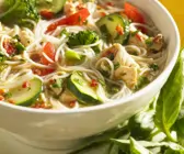 Hühnersuppe mit Gemüse, Nudeln und grünem Pesto