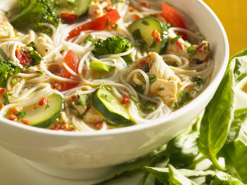 Hühnersuppe mit Gemüse, Nudeln und grünem Pesto