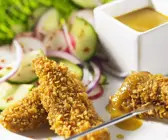 Rinderfilet in nussiger Kruste mit Currysoße und buntem Salat