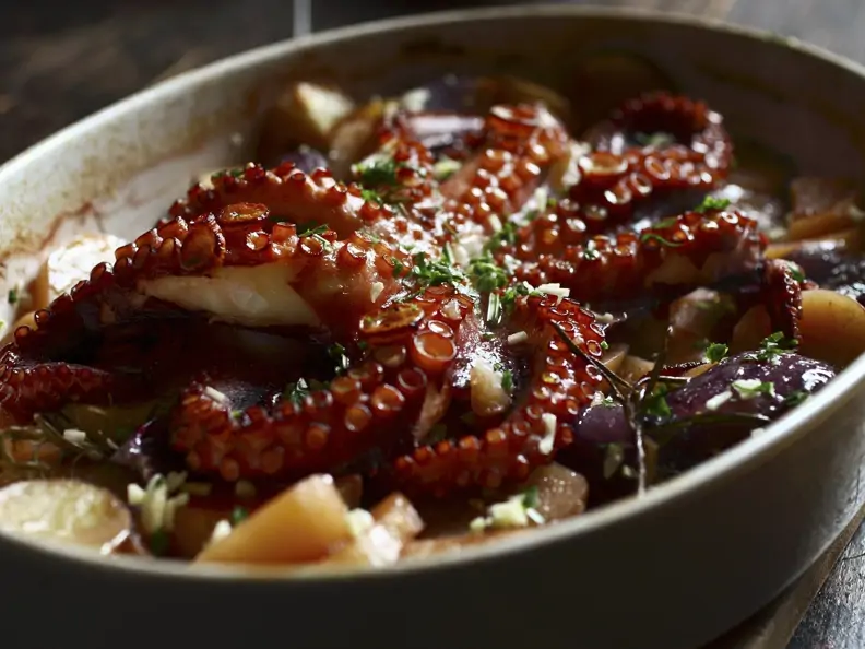 Gebackener Oktopus mit Kartoffeln und Zwiebeln