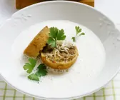 Schaumige Meerrettichsuppe mit Ochsenschwanzeinlage