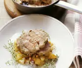 Lammkamm mit Quendelsoße und gebratenen Kartoffeln