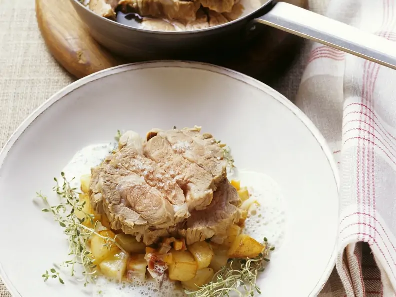 Lammkamm mit Quendelsoße und gebratenen Kartoffeln