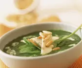 Spinatsuppe mit Pinienkernen und Blauschimmelkäse