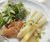 Weißer Spargel mit Eier-Vinaigrette und mariniertem Saibling