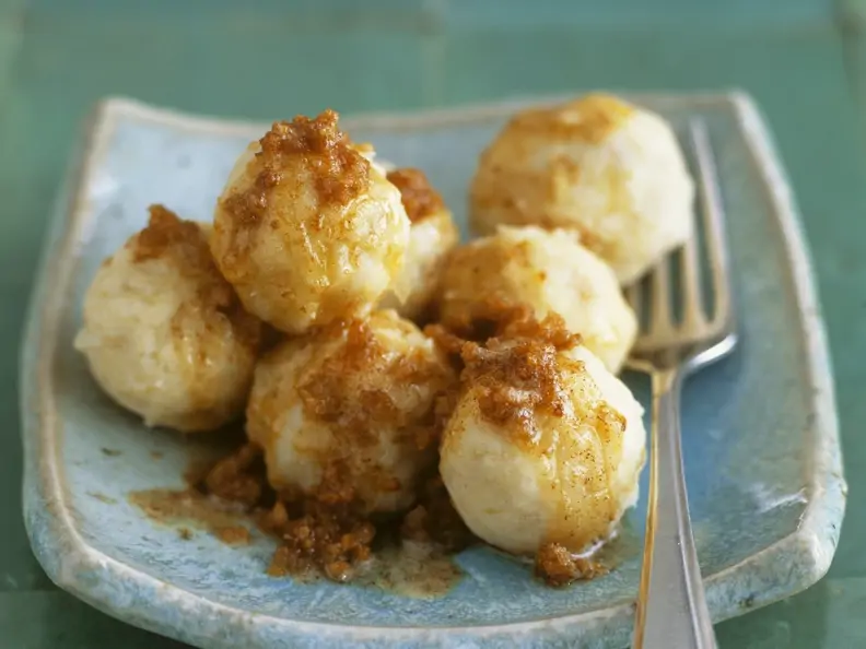 Kartoffelknödel mit Butterkrümeln
