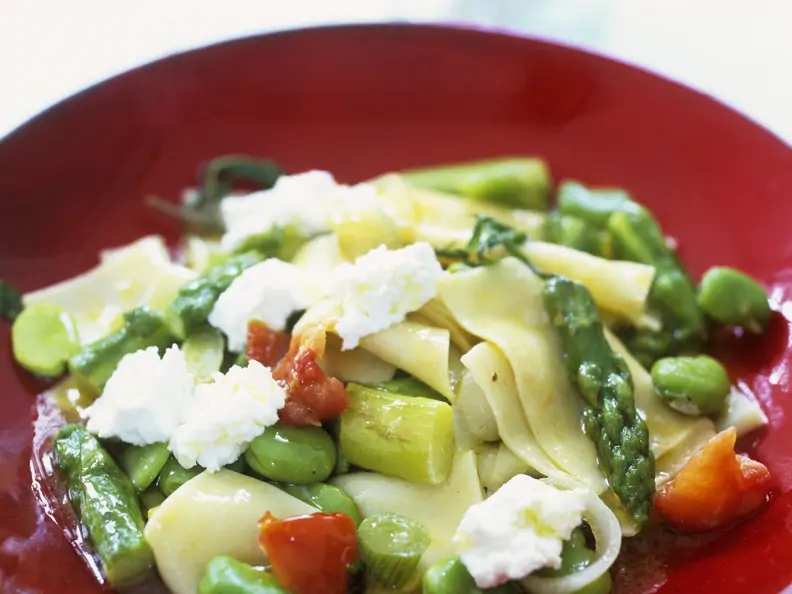 Fleckerl-Nudeln mit Ziegenkäse und grünem Spargel