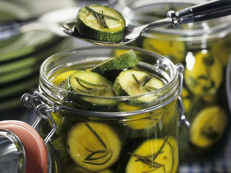 Marinierte Kräuterzucchini