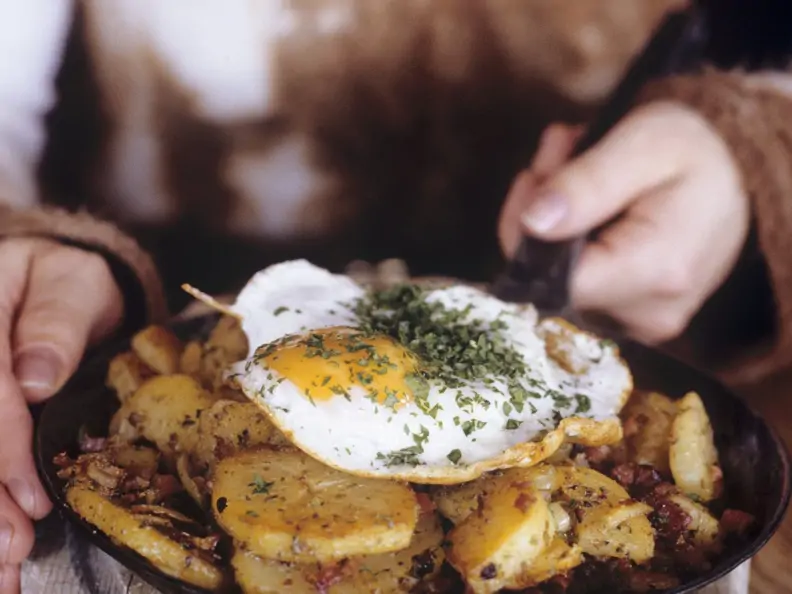 Bratkartoffeln mit Fleisch auf österreichische Art (Tiroler Gröstl)
