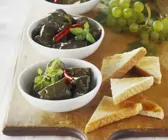 Weinblätter mit Käsefüllung