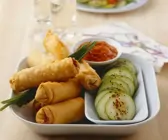 Mini-Strudel mit Fleischfüllung dazu Gurken und pikanter Dip