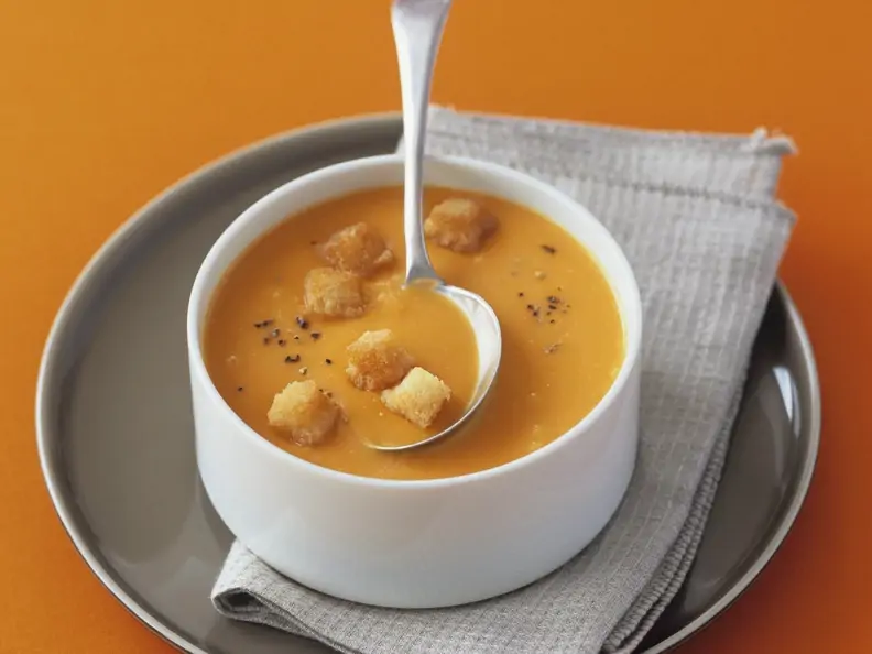 Cremige Karottensuppe mit Croutons