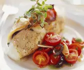 Kalbsschnitzel mit Mozzarellafüllung und Kirschtomaten