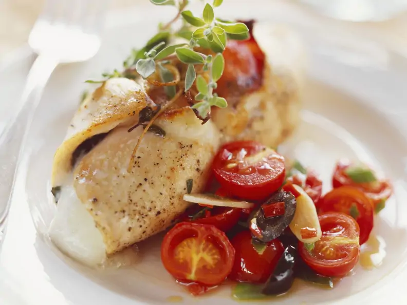 Kalbsschnitzel mit Mozzarellafüllung und Kirschtomaten