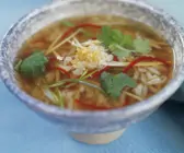 Scharfe Reissuppe aus Thailand
