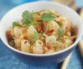 Thailändischer Pomelosalat mit Knoblauch und Chili