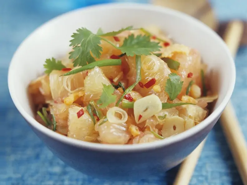 Thailändischer Pomelosalat mit Knoblauch und Chili