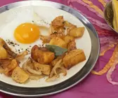 Bratkartoffeln mit indischen Gewürzen und Spiegelei