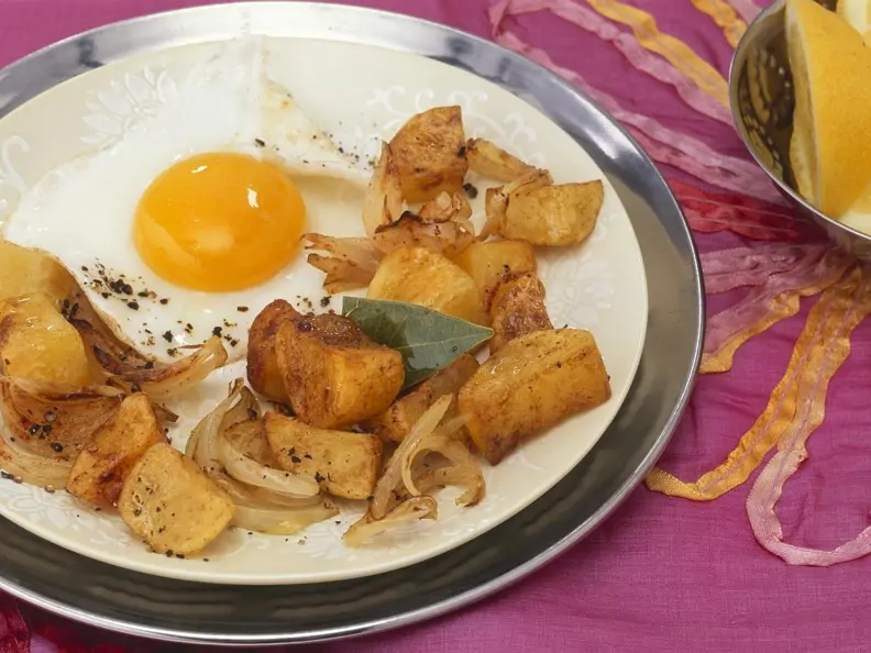 Bratkartoffeln mit indischen Gewürzen und Spiegelei