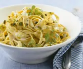 Tagliatelle mit Pistazien und Zitronen-Sahne-Sauce