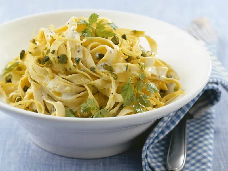 Tagliatelle mit Pistazien und Zitronen-Sahne-Sauce