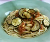 Pasta mit Tomatensauce und mediterranem Gemüse