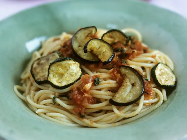 Pasta mit Tomatensauce und mediterranem Gemüse
